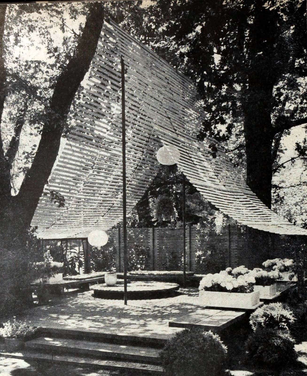 Low deck in a backyard with a wooden hanging screen - Retro landscaping from 1960