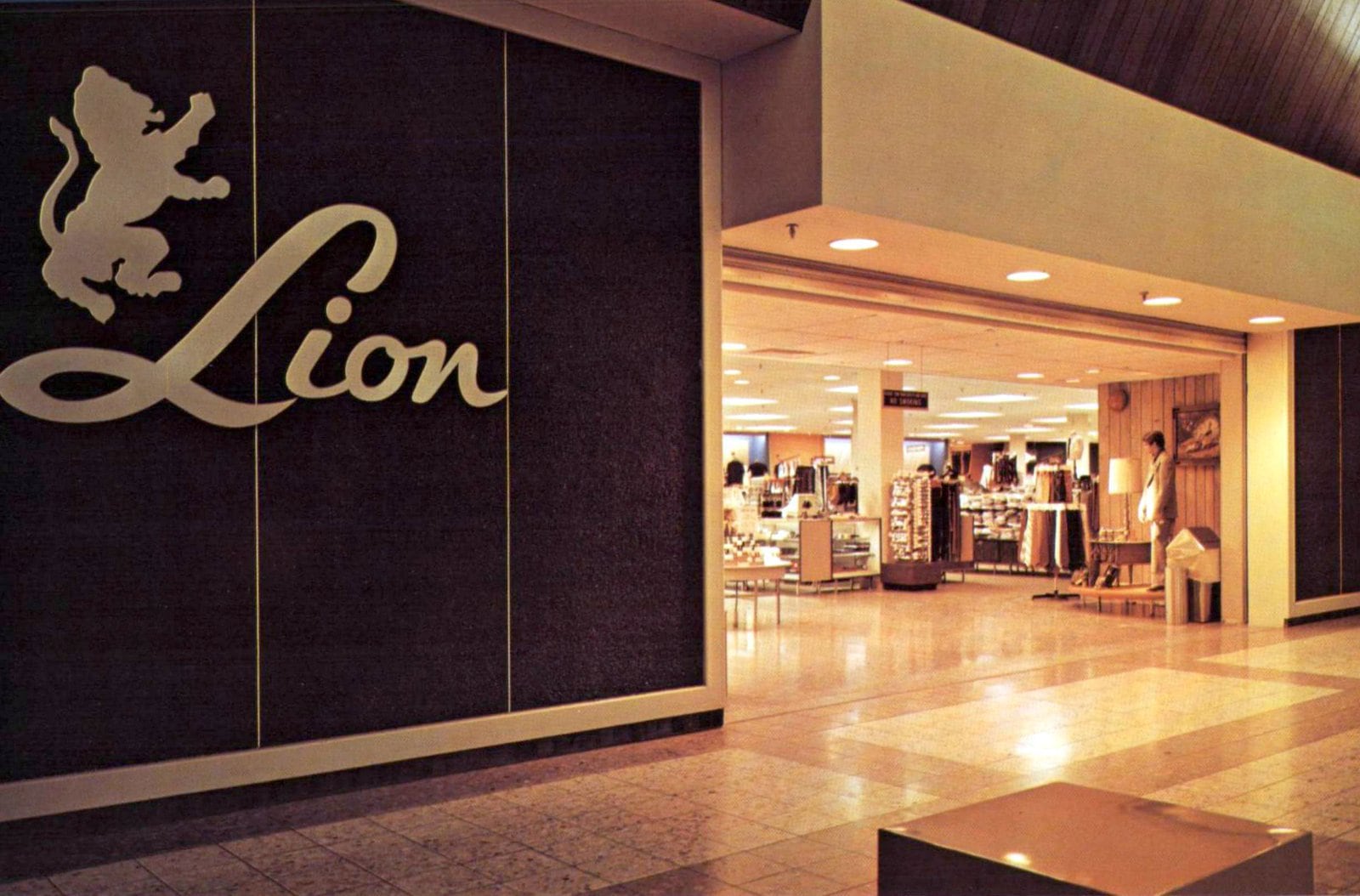 Vintage 70s Lion store (1972)